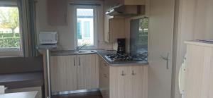 Kuchyňa alebo kuchynka v ubytovaní MOBIL-HOME Parc des Allais