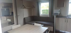 Kuchyňa alebo kuchynka v ubytovaní MOBIL-HOME Parc des Allais