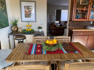 - une table en bois avec un bol de fruits dans l'établissement Desert Oasis - Joshua tree peaceful retreat Home, à Yucca Valley