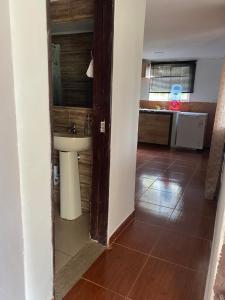 łazienka z toaletą i umywalką w obiekcie MAGICA CABAÑA EN MEDIO DE LA NATURALEZA w mieście Armenia