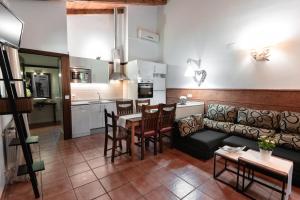 salon z kanapą i stołem w obiekcie El Manantial Del Fresno Casas Rurales En Hervás - Piscina - Desayunos - Barbacoa - Parking gratis w mieście Hervás