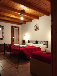 1 dormitorio con 2 camas con sábanas rojas en Il Castello, en Castel di Sangro