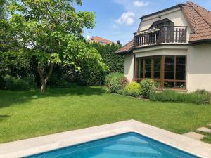 una casa con piscina en un patio en Spacious villa with an outdoor pool in Černošice, en Černošice