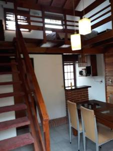 un comedor con mesa y sillas y una escalera en Departamento Loft P/4 personas en Mar del Plata