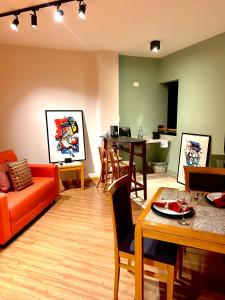 - un salon avec un canapé et une table dans l'établissement 067 - Rentaqui Flat Apartamento Hampton Jardins, à São Paulo