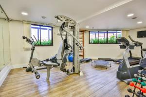 - une salle de sport avec tapis de course et machines elliptiques dans l'établissement 067 - Rentaqui Flat Apartamento Hampton Jardins, à São Paulo