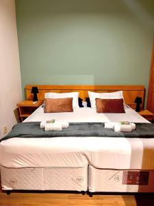 - une chambre avec un grand lit et 2 oreillers dans l'établissement 067 - Rentaqui Flat Apartamento Hampton Jardins, à São Paulo