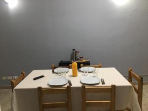 una mesa con 4 sillas y un mantel blanco en La Casa de Minona en Salta