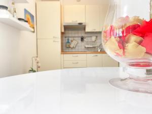 un jarrón de cristal lleno de conchas de mar sentado en un mostrador de cocina en Suite Angeli, a due passi da Assisi, en Santa Maria degli Angeli