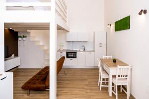 eine Küche und ein Esszimmer mit einem Tisch und Stühlen in der Unterkunft Dimora Jolanda in Conversano