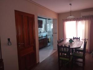 cocina y comedor con mesa y sillas en Depto - Edificio cabildo - SOLO FAMILIAR en Villa Carlos Paz