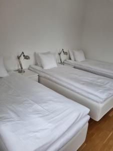 Postel nebo postele na pokoji v ubytování Gamla Järnhandeln - Norrskedika Hotell