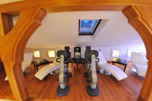 pokój z zestawem aparatów na podłodze w obiekcie The Bonerowski Palace Boutique Hotel w Krakowie