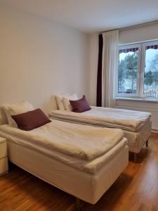 Postel nebo postele na pokoji v ubytování Gamla Järnhandeln - Norrskedika Hotell