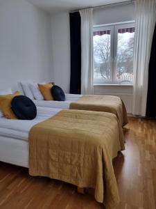 Postel nebo postele na pokoji v ubytování Gamla Järnhandeln - Norrskedika Hotell