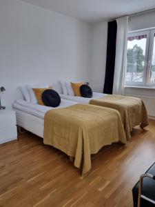 Postel nebo postele na pokoji v ubytování Gamla Järnhandeln - Norrskedika Hotell