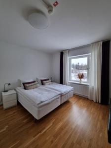 Postel nebo postele na pokoji v ubytování Gamla Järnhandeln - Norrskedika Hotell