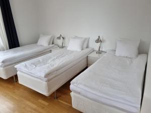 Postel nebo postele na pokoji v ubytování Gamla Järnhandeln - Norrskedika Hotell