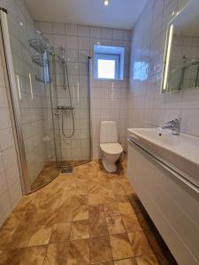 Koupelna v ubytování Gamla Järnhandeln - Norrskedika Hotell