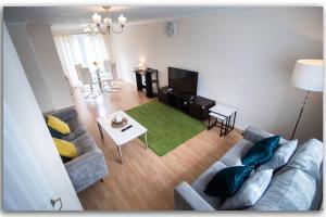 ein Wohnzimmer mit einem Sofa und einem Tisch in der Unterkunft BridgeCity Spacious Bartok House in the Heart of Basingstoke in Worting