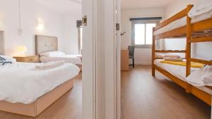 ein Schlafzimmer mit zwei Etagenbetten und einem Schreibtisch in der Unterkunft SEASIDE HOUSES in Alcúdia