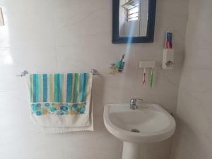 uma casa de banho com um lavatório, um WC e um espelho. em La Casa De Seba em Montevidéu