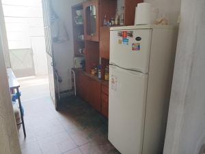uma cozinha com um frigorífico branco num quarto em La Casa De Seba em Montevidéu