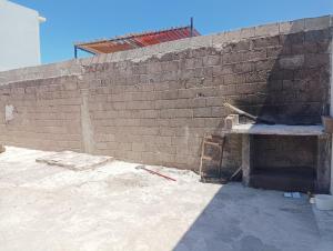 uma parede de tijolos a ser construída num edifício em La Casa De Seba em Montevidéu