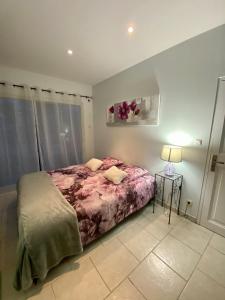 a bedroom with a bed and a lamp on a tiled floor at Chambre privée indépendante au cœur du Luberon in Saint-Saturnin-les-Apt +14 photos