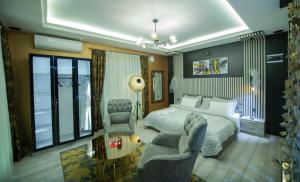 Postel nebo postele na pokoji v ubytování Hotel and Apartments Central City Prishtina