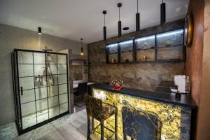 ein Bad mit einer Theke und einem Waschbecken in einem Zimmer in der Unterkunft Hotel and Apartments Central City Prishtina in Pristina
