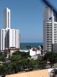 vistas a una ciudad con edificios altos en Boa viagem vista mar 3qts, en Recife
