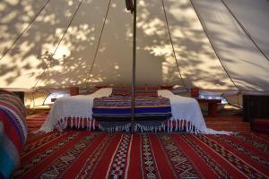 1 cama en una tienda de campaña con alfombra roja en Podere di Maggio - Glamping tent 4, en Santa Fiora