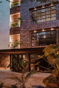un edificio con plantas a su lado en Villaz Luxury Vacation Homes en Medellín