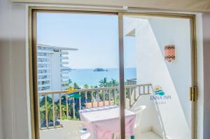 um quarto com uma varanda com vista para o oceano em ENNA INN IXTAPA HABITACIóN VISTA AL MAR em Ixtapa