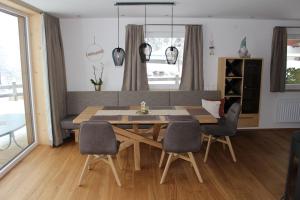 uma cozinha e sala de jantar com mesa e cadeiras em Ferienhaus Gschwandtl em Kleinarl