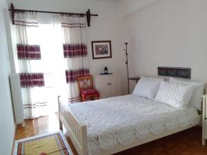 Un pat sau paturi într-o cameră la Nostos-Δωρεάν κλειστός χώρος στάθμευσης