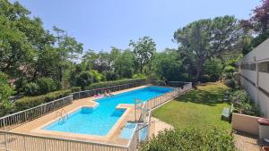 una piscina in un cortile accanto a un edificio di 5mn Perfumeries & Old Town, Free Small Parking a Grasse