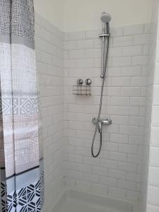 Ένα μπάνιο στο Brussels Bed & Blockchain Private rooms with shared bathroom