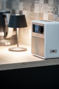 a white microwave sitting on a table next to a lamp at Loft am See in Arosa