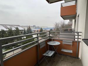d'un balcon avec une table et des chaises et une vue. dans l'établissement Apartament Nikodema, à Leszno