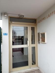 uma porta de vidro deslizante no lado de um edifício em Studio de l'hippodrome em Cagnes-sur-Mer