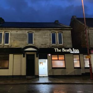 - un bâtiment avec un panneau indiquant l'auberge de plage dans l'établissement The Beath Inn, à Cowdenbeath