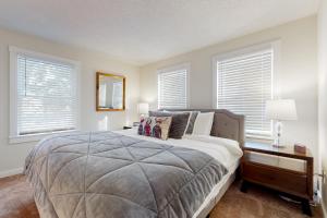 una camera da letto con un grande letto con due finestre di Teddy's Getaway a Ludlow