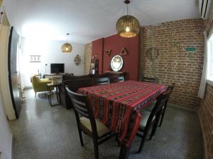 un comedor con mesa y sillas en una habitación en AM Bas Confort - Bienes Reales en Córdoba