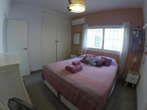 Un dormitorio con una cama grande con almohadas. en AM Bas Confort - Bienes Reales en Córdoba