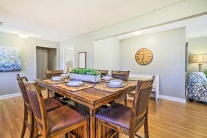 Fotografie z fotogalerie ubytování Charming Home with Porch Walk to Greers Ferry Lake! v destinaci Fairfield Bay