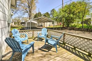 Zahrada ubytování Charming Home with Porch Walk to Greers Ferry Lake!