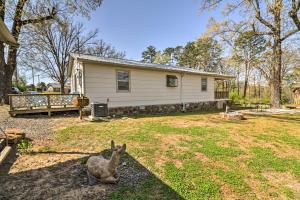 Zahrada ubytování Charming Home with Porch Walk to Greers Ferry Lake!
