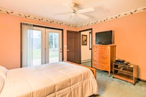 um quarto com uma cama e uma televisão de ecrã plano em Cozy Wilcox Home on East Branch of Clarion River! em Wilcox